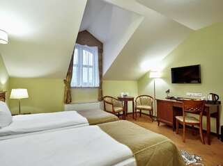 Отель Hotel Koronny Замосць Стандартный двухместный номер с 2 отдельными кроватями-13