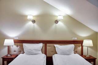 Отель Hotel Koronny Замосць Стандартный двухместный номер с 2 отдельными кроватями-14