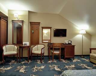 Отель Hotel Koronny Замосць Стандартный двухместный номер с 2 отдельными кроватями-17